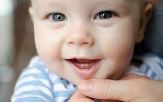 Во сколько прорезаются первые зубы у детей